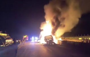 Provoca tráiler incendiado cierre parcial en la autopista México–Puebla