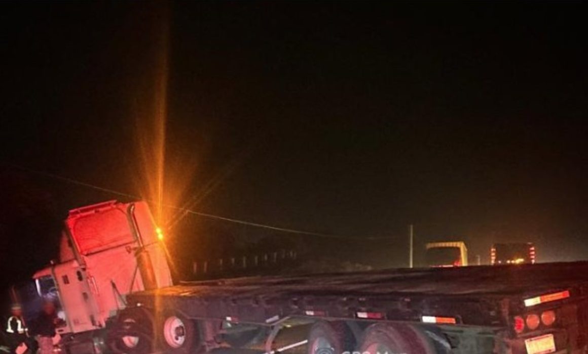 Reportan cierre en carretera Los Reyes Zacatepec por accidente vial