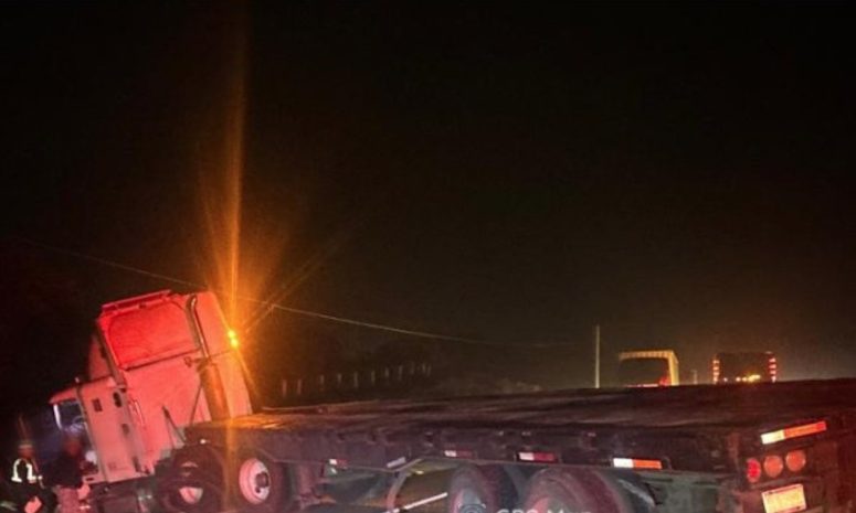 Reportan cierre en carretera Los Reyes Zacatepec por accidente vial
