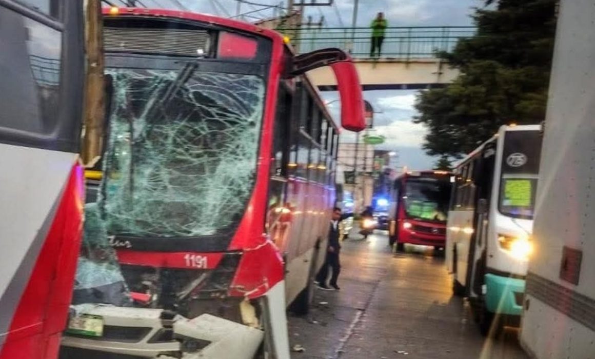 Reportan fuerte accidente de camiones del transporte público en Toluca