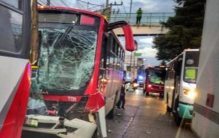 Reportan fuerte accidente de camiones del transporte público en Toluca