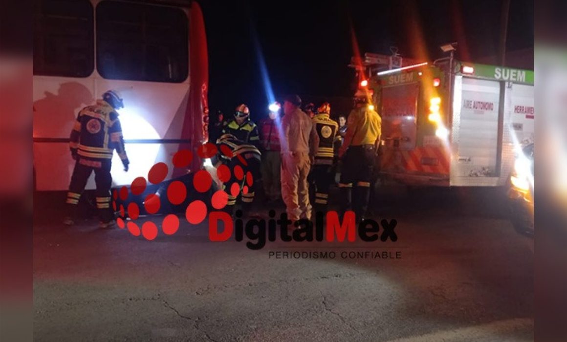 Se estrella motociclista contra camión de pasajeros en Almoloya de Juárez