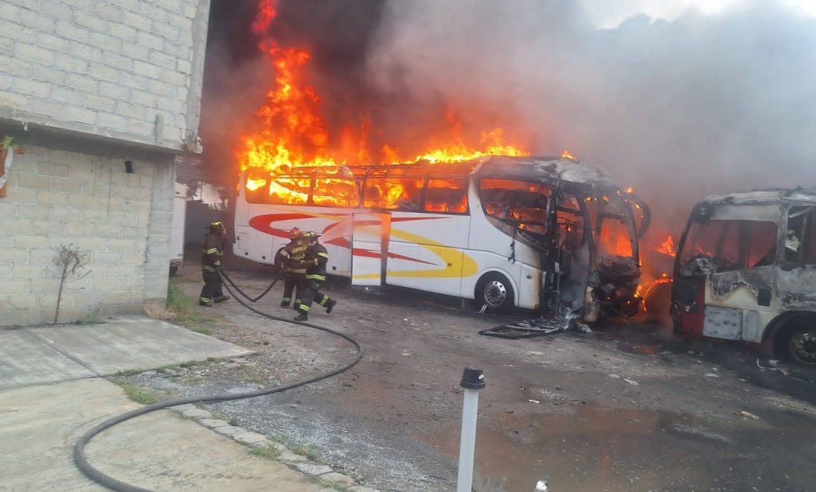 Se incendian autobuses en Metepec