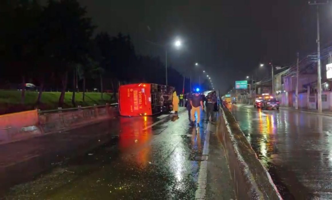 Se vuelca autobús de transporte en puente de Toluca