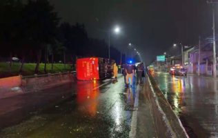 Se vuelca autobús de transporte en puente de Toluca