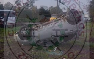 Termina auto volcado a la altura del Mexiquense