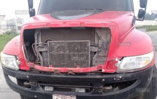 Tráiler embiste a mujer