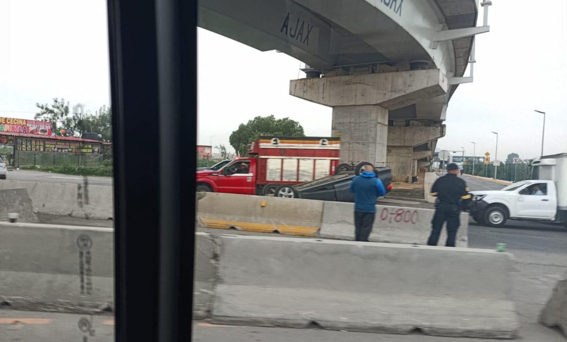 Vuelca vehículo en Chalco-Ixtapaluca; el conductor perdió el control