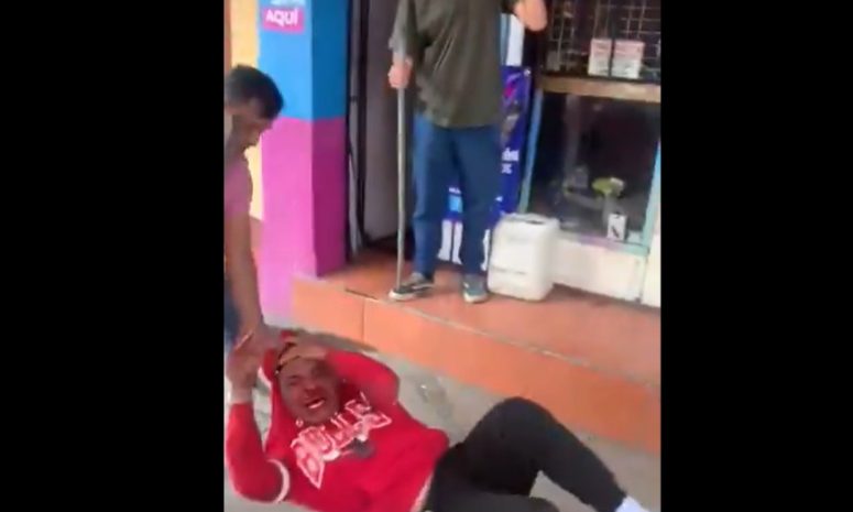 Agarran a tubazos a supuesto extorsionador comerciantes de Ecatepec