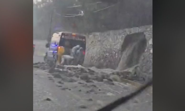 Cae barda de gran tamaño por fuertes lluvias en Tequixquiac