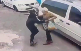 Asaltan a adulta mayor en la calle en Ecatepec: roban su despensa