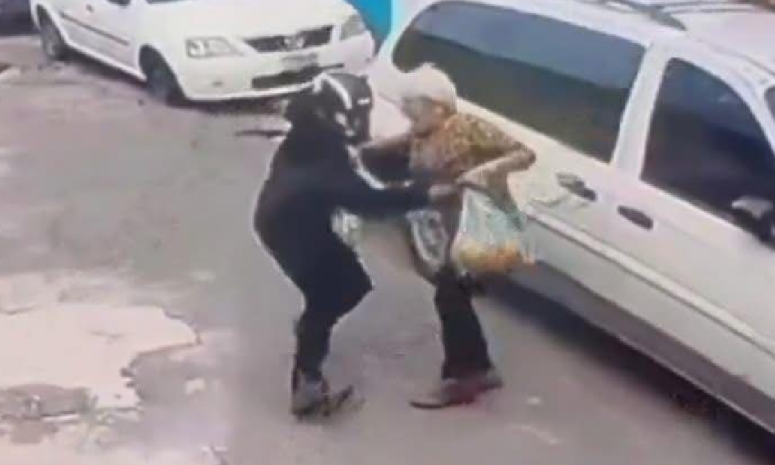 Asaltan a adulta mayor en la calle en Ecatepec: roban su despensa