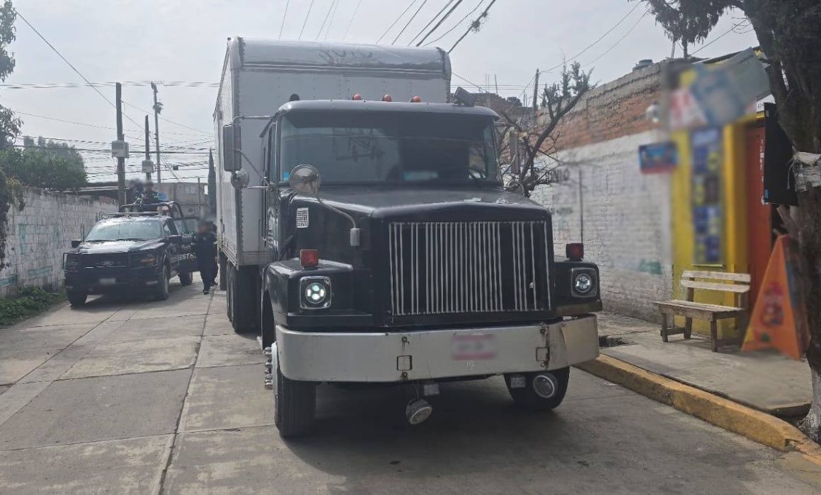 Recuperan camión con mercancía valuada en 400 mil pesos en Chalco