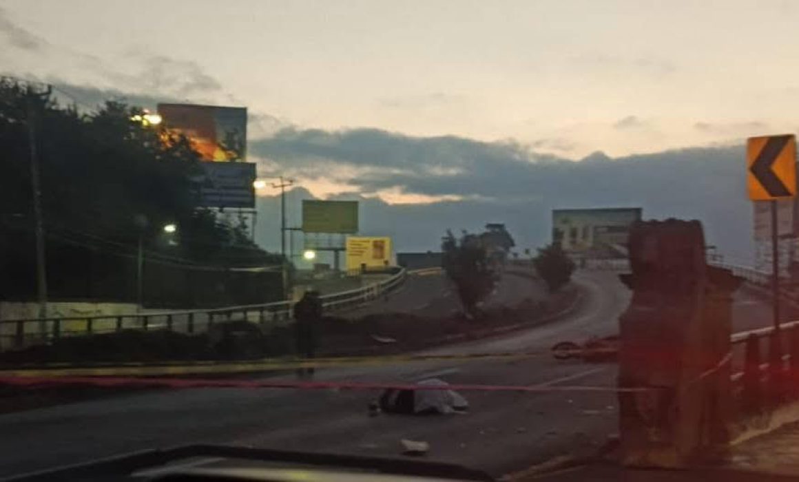 Derrapa motociclista en Paseo Tollocan y muere