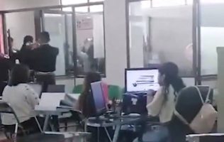 Descubren madres buscadoras fiesta con mariachis en Ayuntamiento de Ecatepec