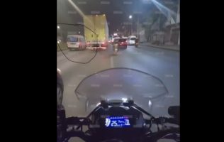 Captan a sujeto manejando a exceso de velocidad