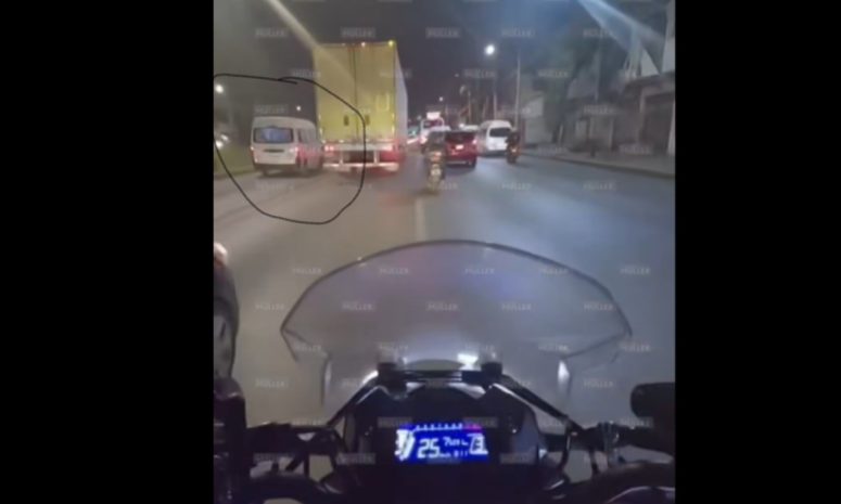 Graban a chofer de ruta conduciendo de manera imprudente, en Coacalco