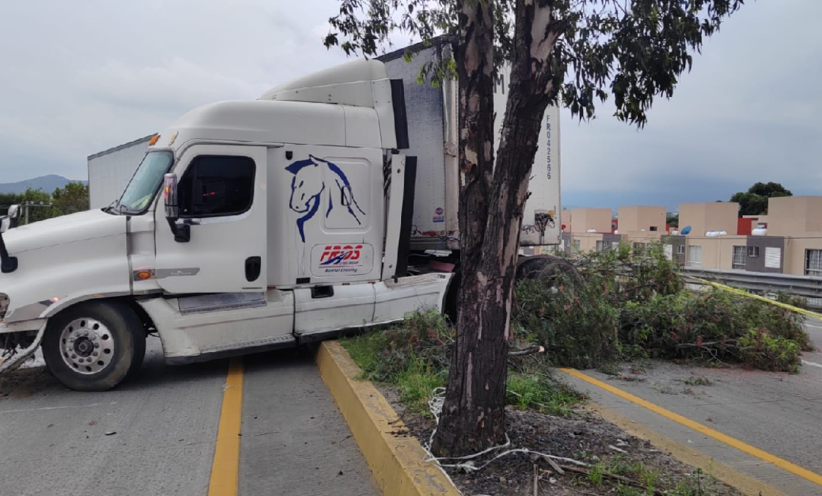 Derrapa motociclista, mueren dos y caos vial afecta la Texcoco-Calpulalpan