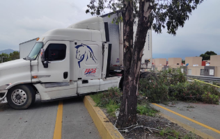 Derrapa motociclista, mueren dos y caos vial afecta la Texcoco-Calpulalpan