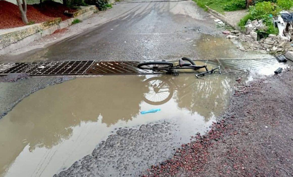 Niña cae a una alcantarilla