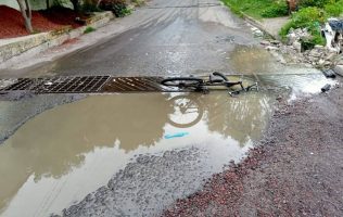 Niña cae a una alcantarilla