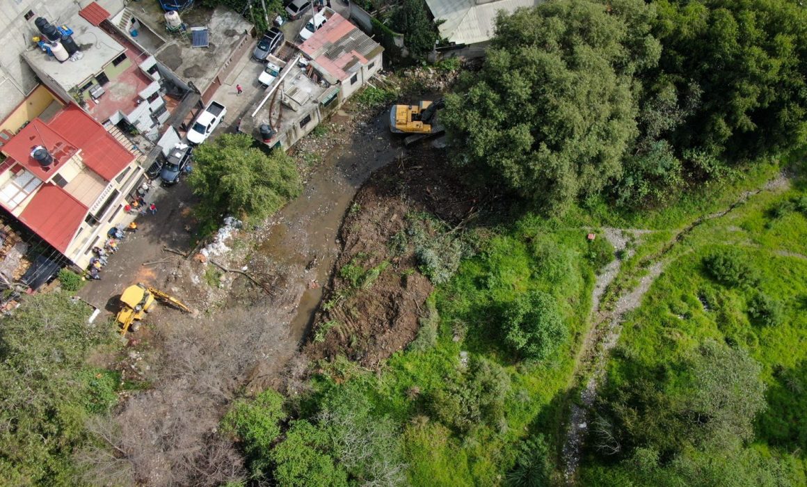 Limpian cauce del Río Verde para prevenir afectaciones en Naucalpan