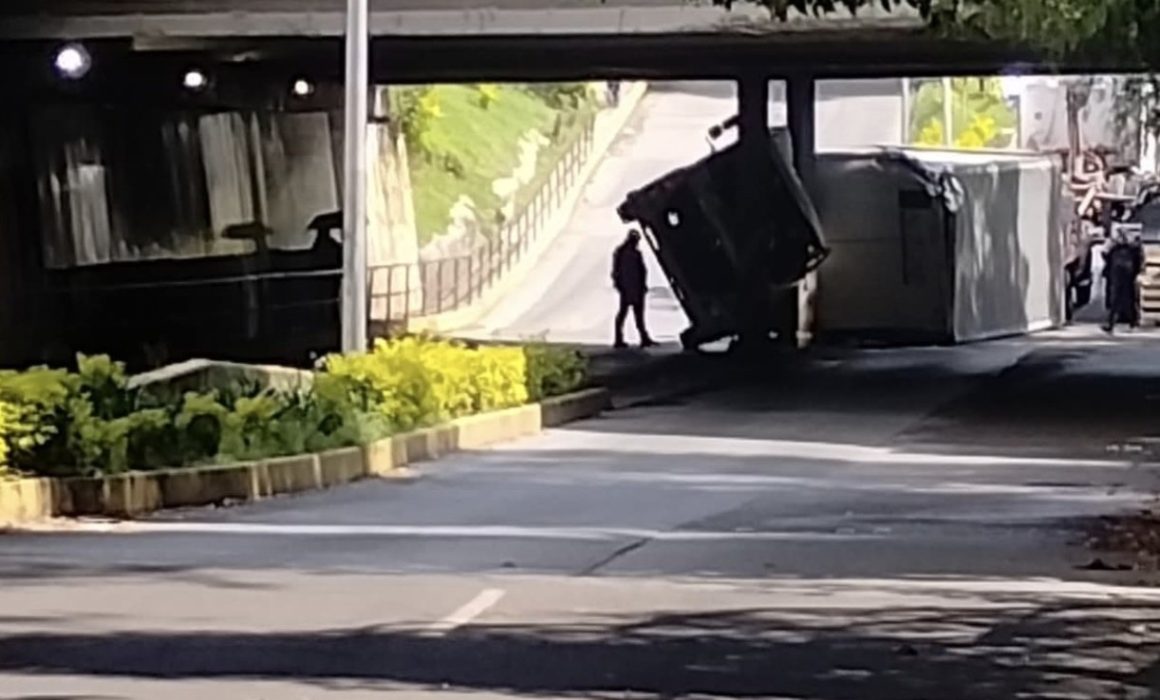Reportan accidente vial en Naucalpan; camión se vuelca bajo puente El Chaparro