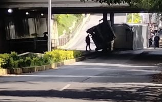 Reportan accidente vial en Naucalpan; camión se vuelca bajo puente El Chaparro