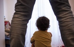 Alertan por sujeto acosador de menores en parque de Toluca