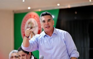 Pateó Alito Moreno a miembro del pueblo