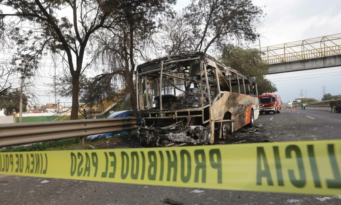 Alzan la voz por joven fallecido en incendio de autobús en la Méx-Qro