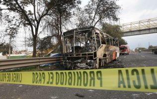 Alzan la voz por joven fallecido en incendio de autobús en la Méx-Qro