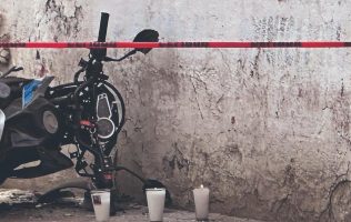 Aparece biker sin vida en la Méx-Pirámides se presume que derrapó