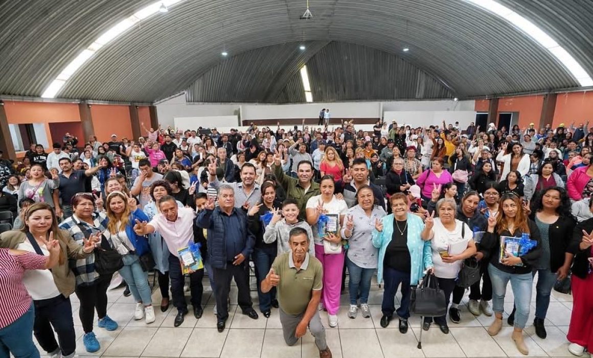 Apoya Vargas del Villar a familias con entrega de kits escolares