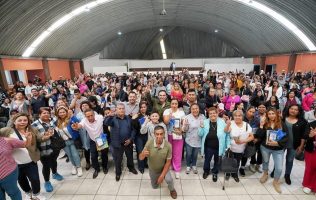 Apoya Vargas del Villar a familias con entrega de kits escolares