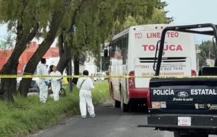 Arrolla camoinera pareja de bikers en Metepec