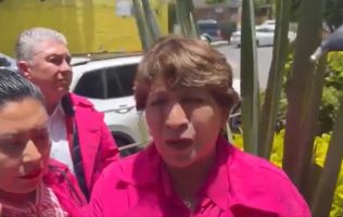 Asiste Delfina Gómez al velorio de Dulce en Chalco