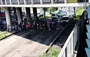 Bloquean Av. Central; acusan abandono de autoridades en Neza