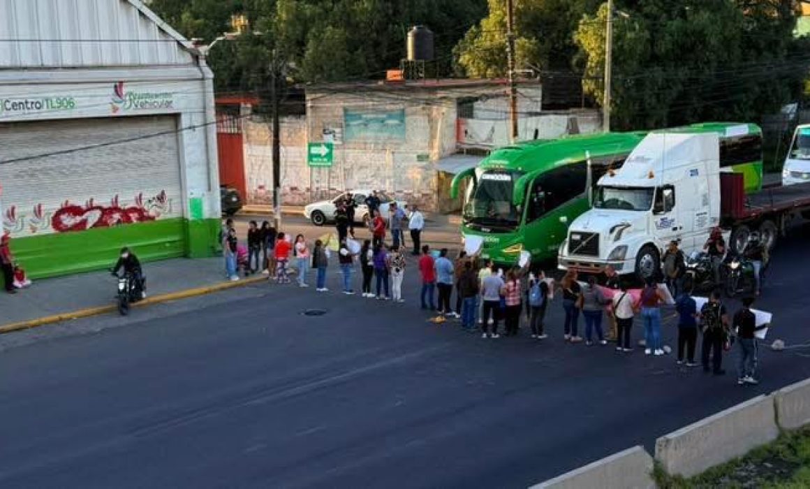 Bloquean manifestantes autopista México-Pachuca por desaparición de mujer