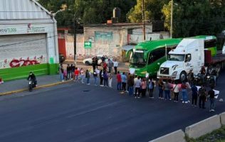 Bloquean manifestantes autopista México-Pachuca por desaparición de mujer