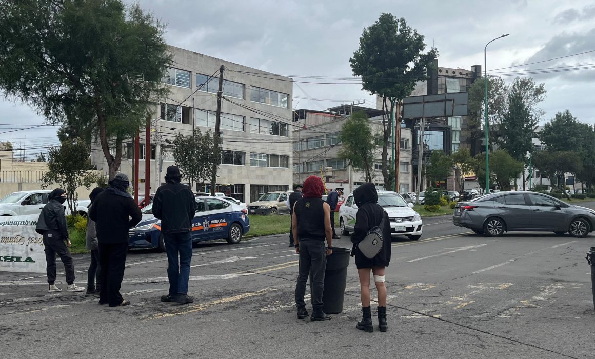 Bloquean paristas de la UAEMéx calles en Toluca; atropellan a uno