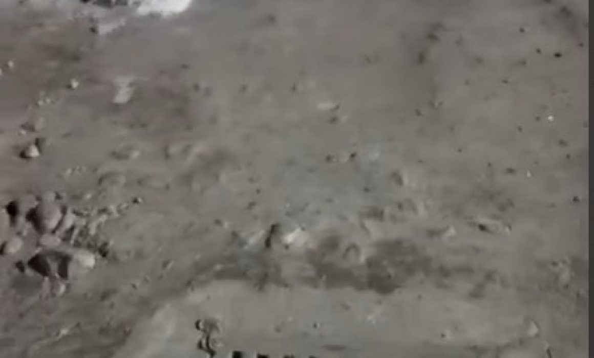 Cae a bache y vuelve para repararlo en San Mateo Atenco