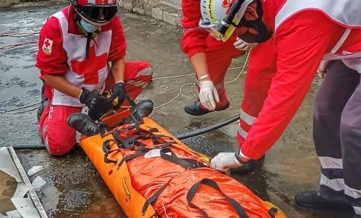 Cae abuelito de azotea en Toluca; paramédicos de Cruz Roja lo atienden