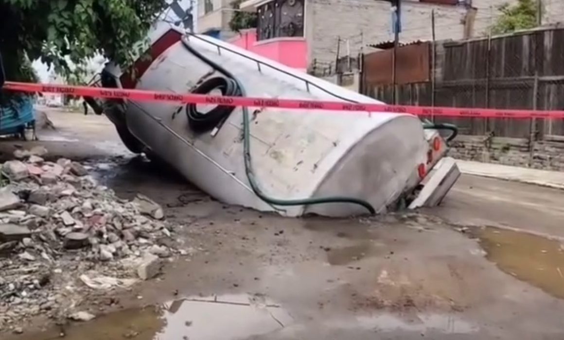 Cae pipa en socavón de Valle de Chalco; vecinos exigen atención