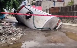 Cae pipa en socavón de Valle de Chalco; vecinos exigen atención