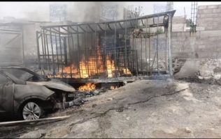 Calcinadas tres camionetas en Coyotepec, posible huachicol, vecinos
