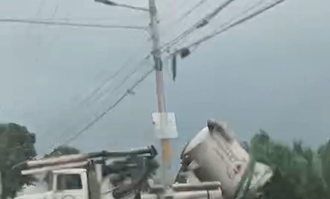 Captan a vactor de ODAPAS Ixtapaluca tirando desechos en canal