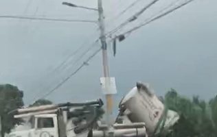 Captan a vactor de ODAPAS Ixtapaluca tirando desechos en canal