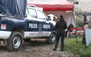 Acusan a policía de género de amenazar a madre de Fernandito