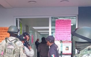 Exigen en Chimalhuacán arresto de policías por intento de feminicidio